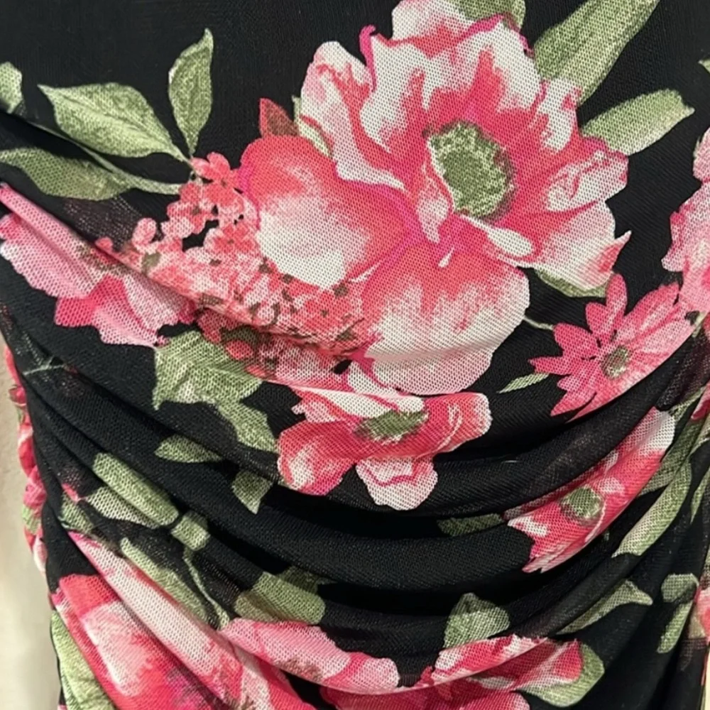 Lulu’s Stun and Only Black Floral print ruched bodycon midi dress. Small - Picture 5 of 6